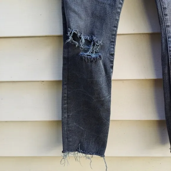 Good American   Jeans. Size 4/27. Stretchy. Comfortable.