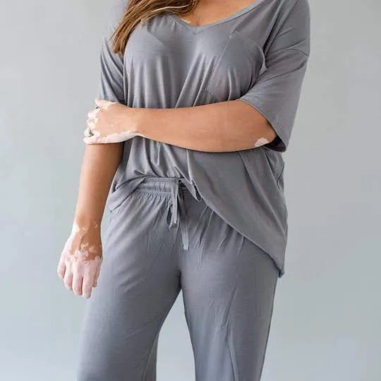 Kyte Women's Relaxed Fit V-Neck - Charcoal